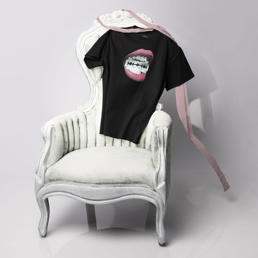 RAZOR KISS SS TEE - MINERAL WASH